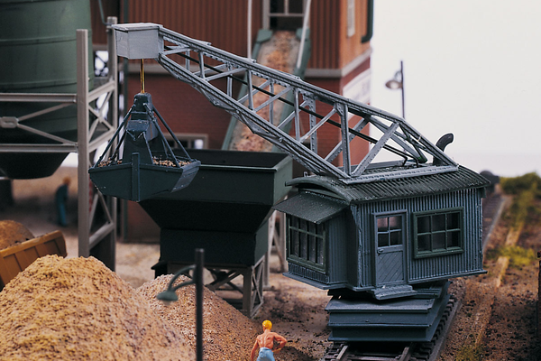 61126 Classic Line Sand Works Unloading Crane, Building Kit (HO-Scale)