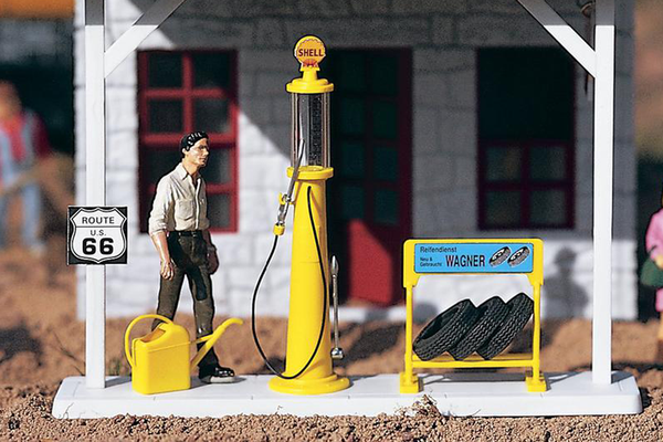62284 Antique Gas Pump and Accessories (G-Scale)